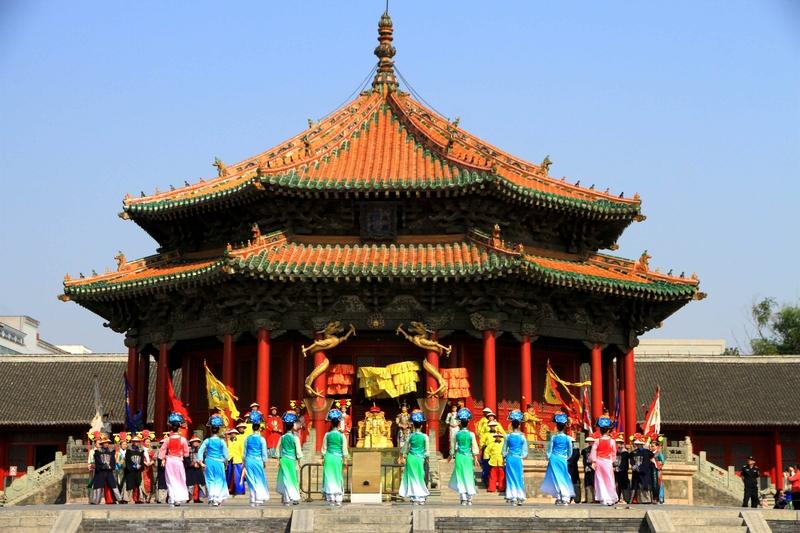 网上说地球上最大的瓜是康熙的瓜，还拿康熙祖辈的脸盘说事儿。有人觉得按遗传康熙该是