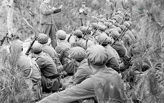 1946年，六千解放军被三万的敌军包围，为了不泄露机密，旅长下令烧毁重要文件，准