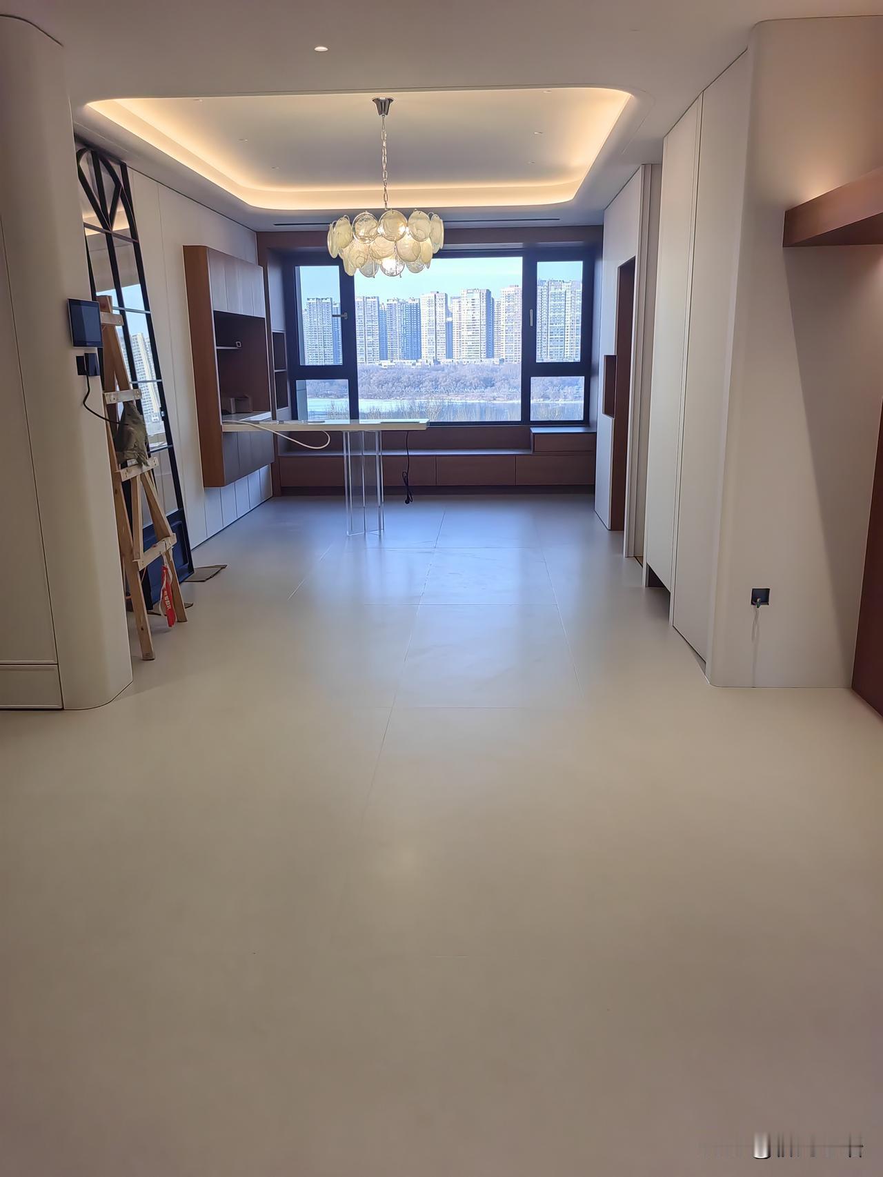 今天去看新房子的装修情况，看完以后心里特别敞亮。这是我给儿子买的新房，准备孩