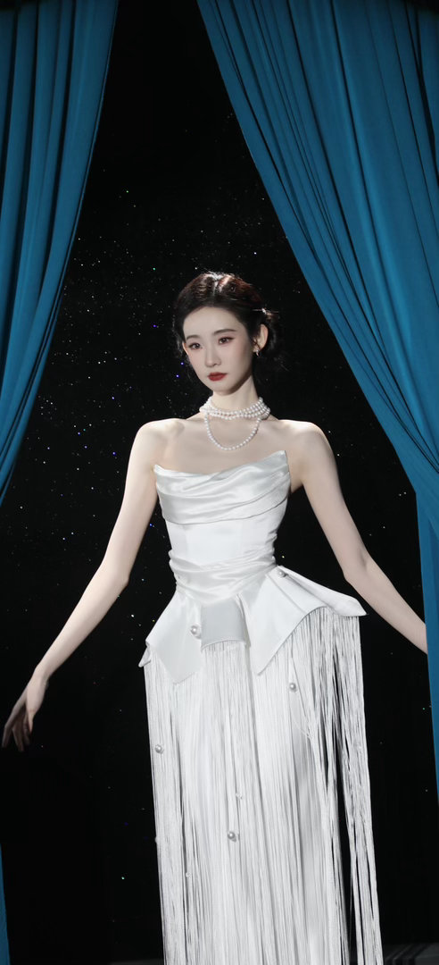 张艺凡神一阵鬼一阵张艺凡宁愿抽象不要尊严打开她的微博像开盲盒：上一秒是高冷女明