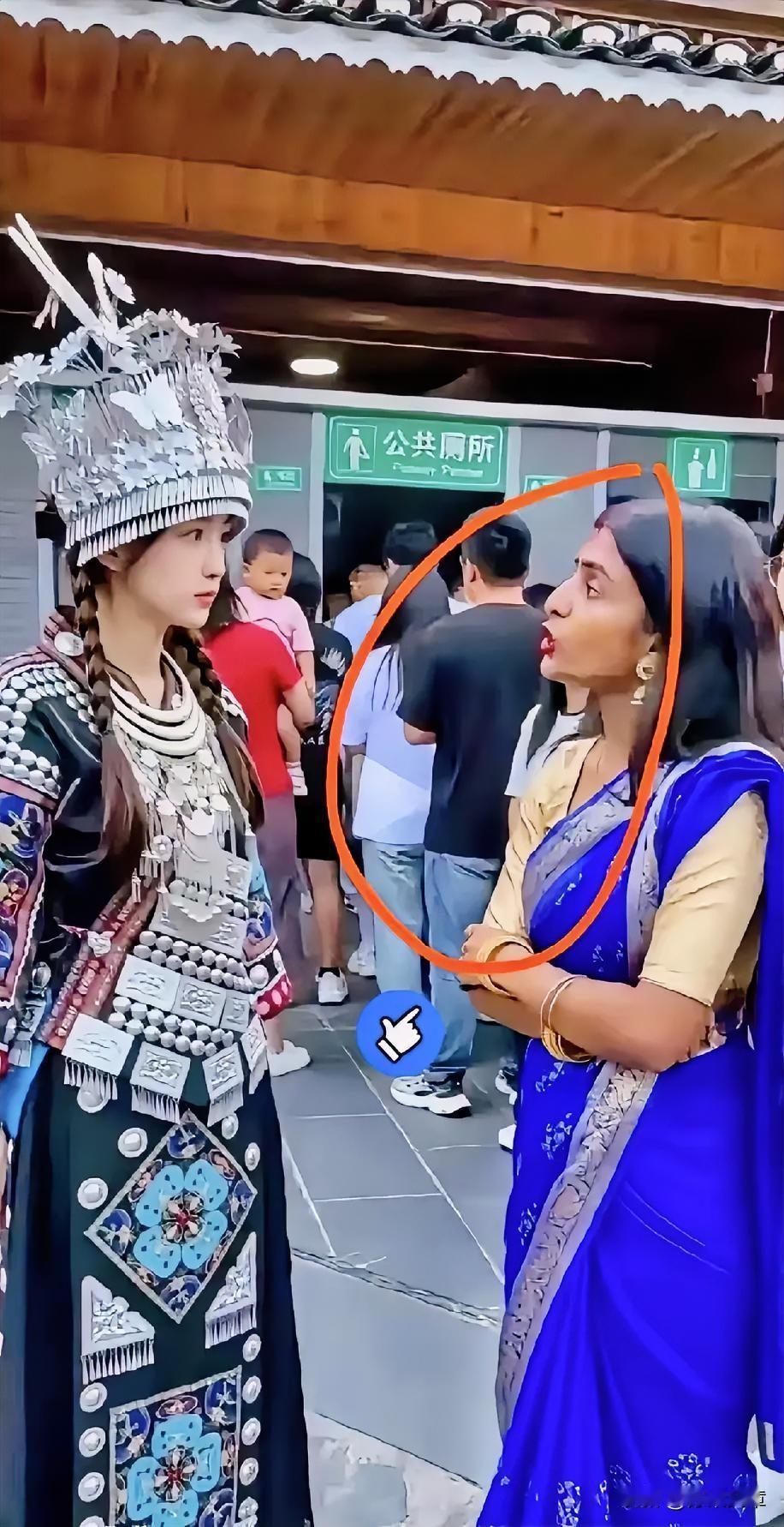 贵州景区女厕门口排了二十几个人，一个印度女游客径直往里钻，被贵州大姐拦了一句