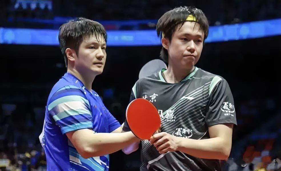 记者问王楚钦：“你觉得樊振东是什么类型的球员？”国乒选手王楚钦和樊振东互相调侃
