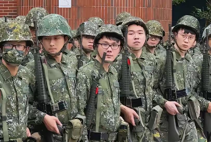 就在刚刚，​台“国防部”正式宣布，​2月5日，台湾省防务部门正式宣布：年度重