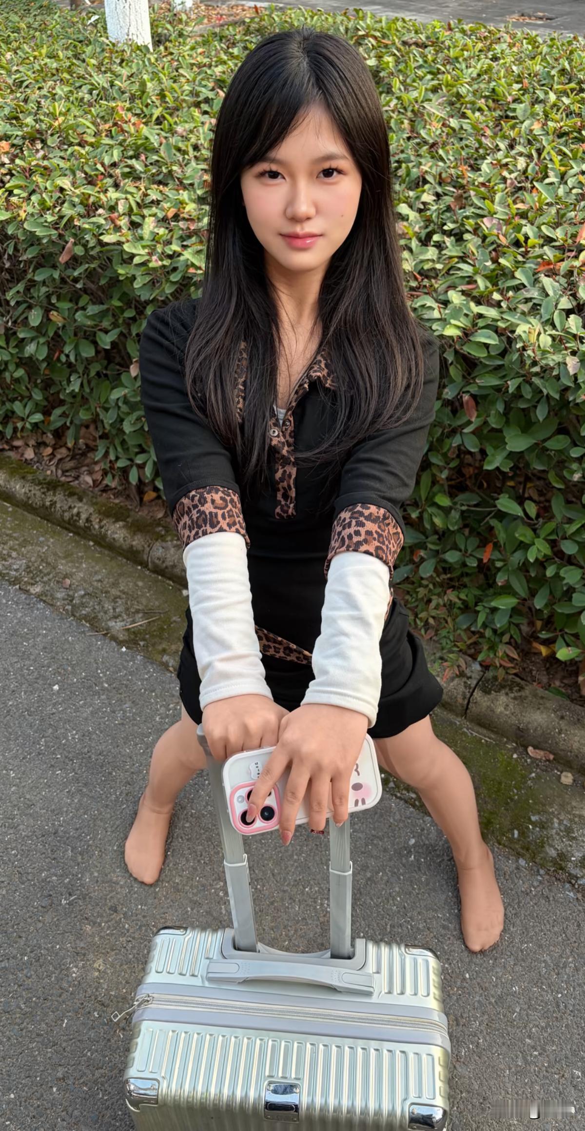 旅行时，一个轻盈的行李箱简直是救星！之前我去欧洲玩，选了个超轻的行李箱。它自重才