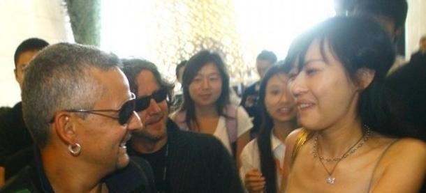 2007年，巴乔面前那个献吻的陌生脸孔。三年后，《甄嬛传》里只闪了三分钟。片