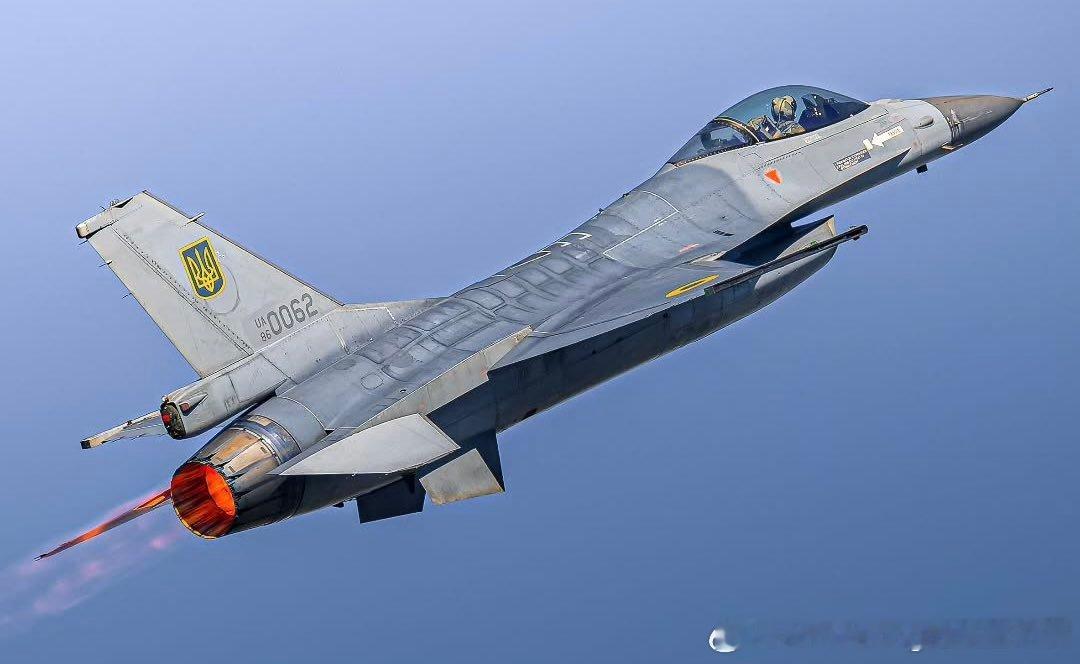 俄乌局势新进展乌克兰空军F-16AM战斗机在比利时接受级维护后起飞。