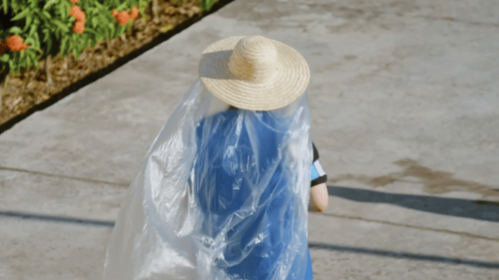 马頔：范老师给的雨披，温暖。邓超：撕了，别温暖了。马頔站在雨中怀疑人生：“我不干