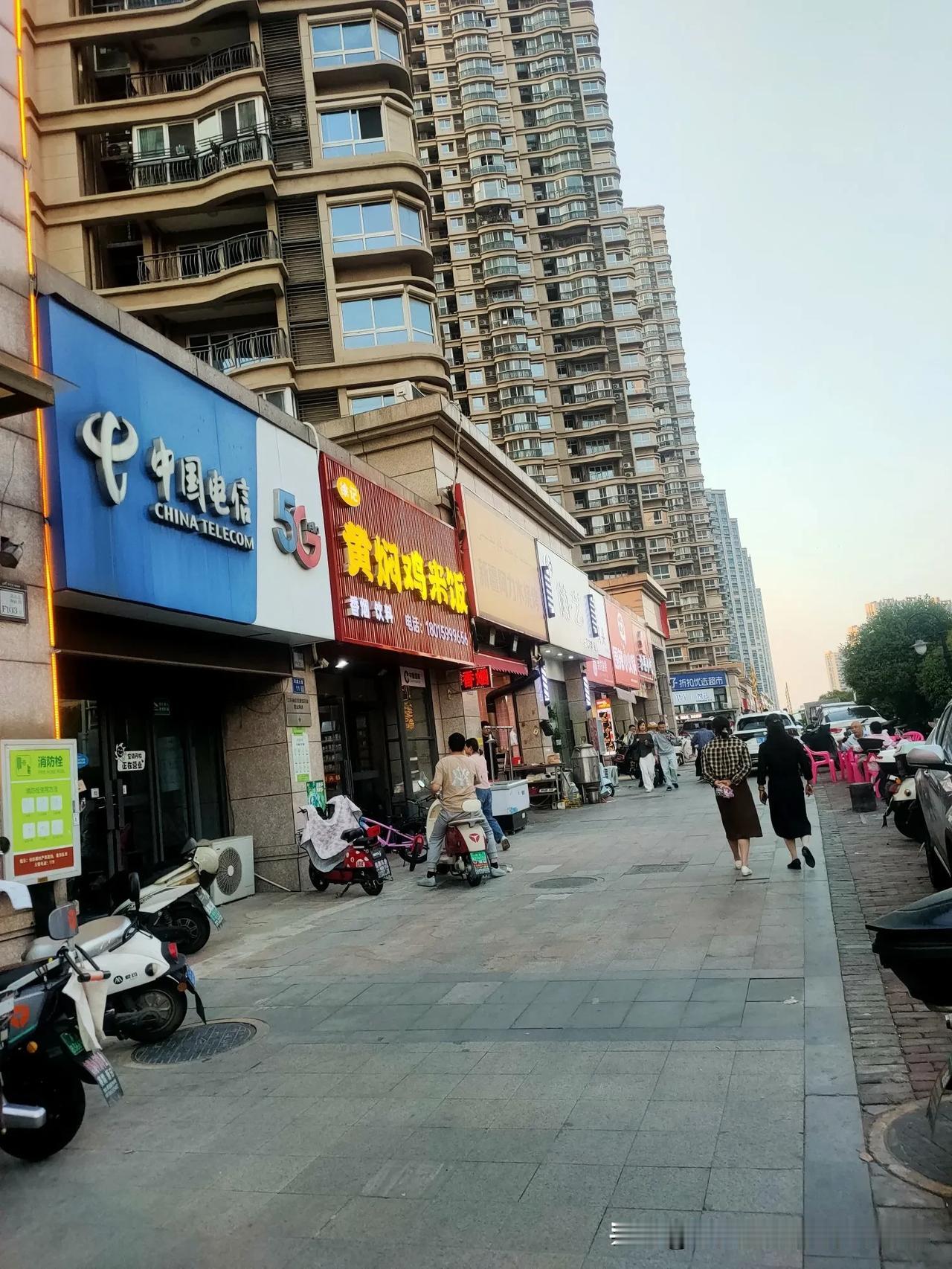 最近，我寻觅到了一处非常热闹，生活无比休闲的地方，句容碧桂园黄梅地铁囗，沿街几百