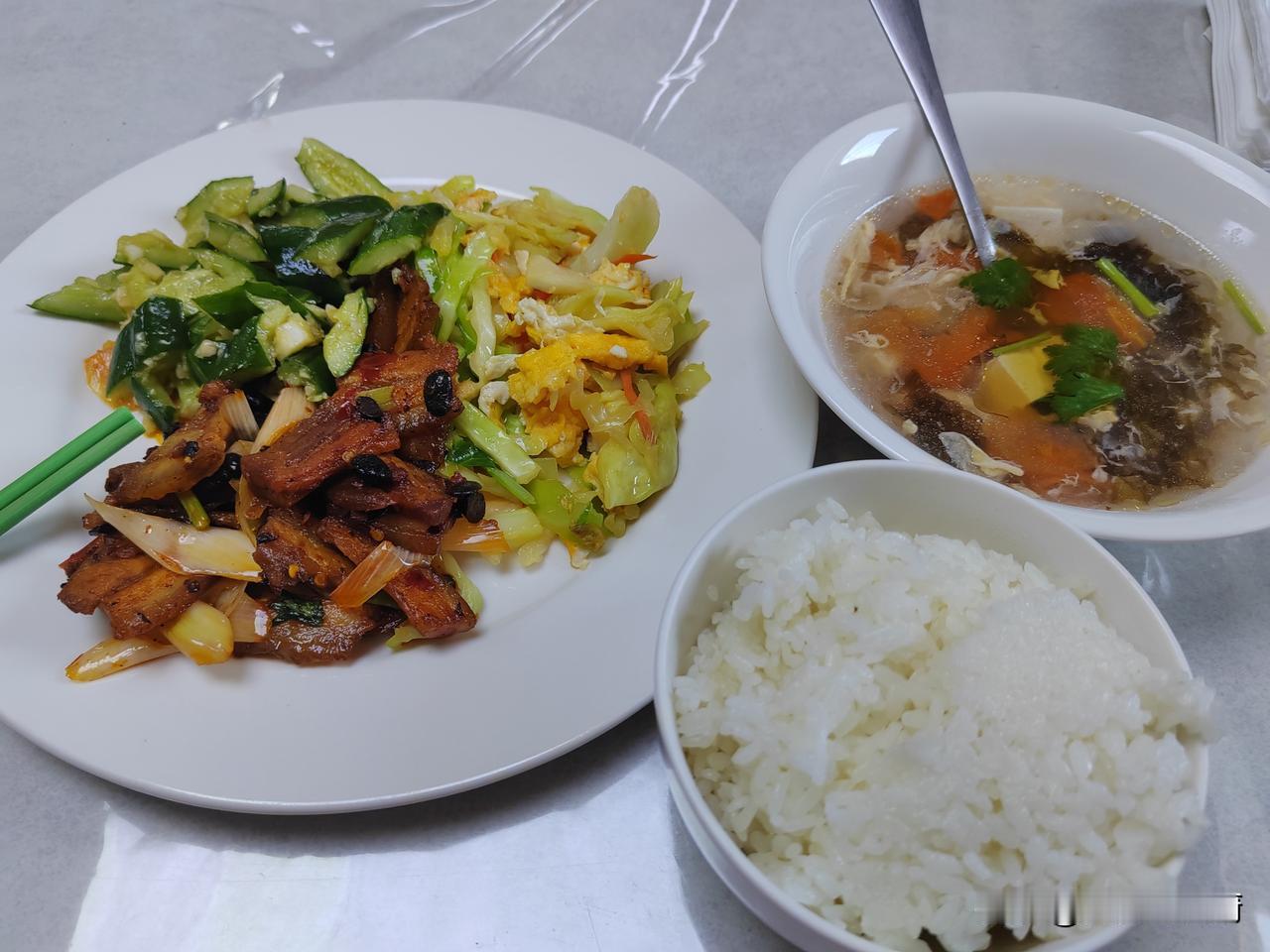 冬日的霞光通过船窗，斜射在我们的餐桌上，看这今天的晚餐，回锅肉，包菜炒鸡蛋，凉拌