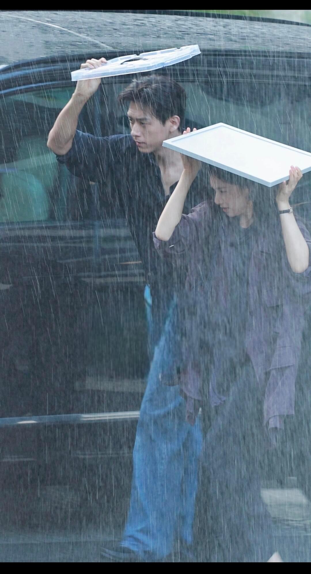 雾里青每一帧都像电影截图，李现张婧仪雨中同框，氛围感拉满啊。