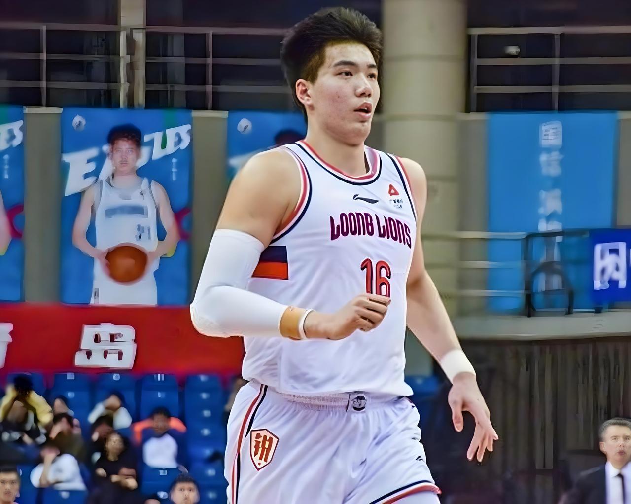 广东男篮大势已去！今天中午，有广东媒体人透露焦泊乔向球队提出请假，并且得到杜锋