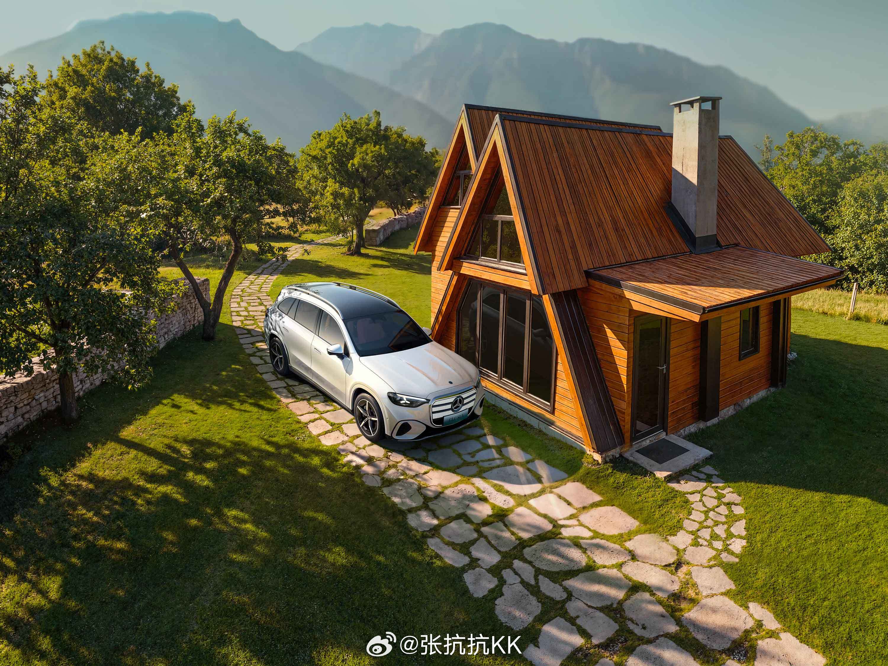 奔驰纯电GLC，五座高配鎏金版才34.9万元？这车配置可不低：-内饰：很牛的