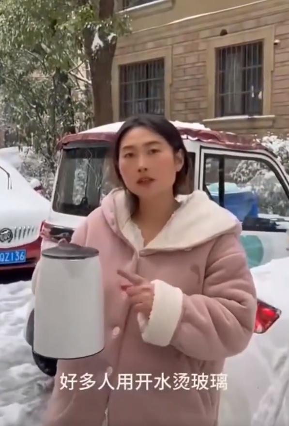 用开水浇别人车玻璃测试会不会炸裂！又蠢又坏安徽一女子为测试开水浇车玻璃会不会