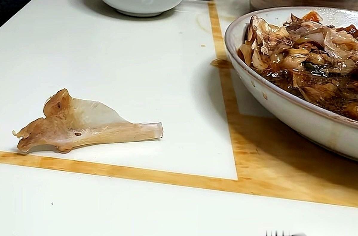 小时候吃鱼，最期待的根本不是鱼肉。是等大人们把鱼头啃得干干净净，从里面小心翼翼