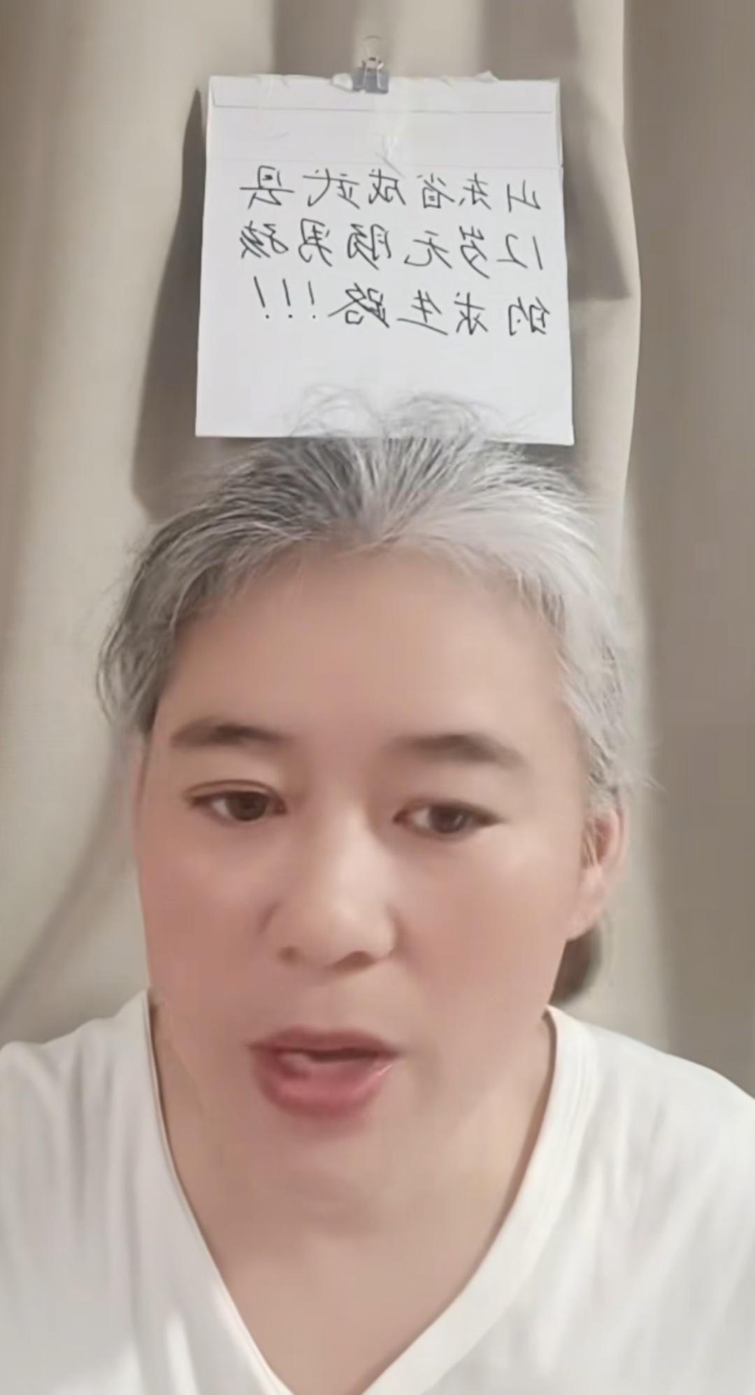 这位可怜的山东妈妈，头发都熬白了！12岁的儿子，不过是课间被同学撞了下肚子，就被