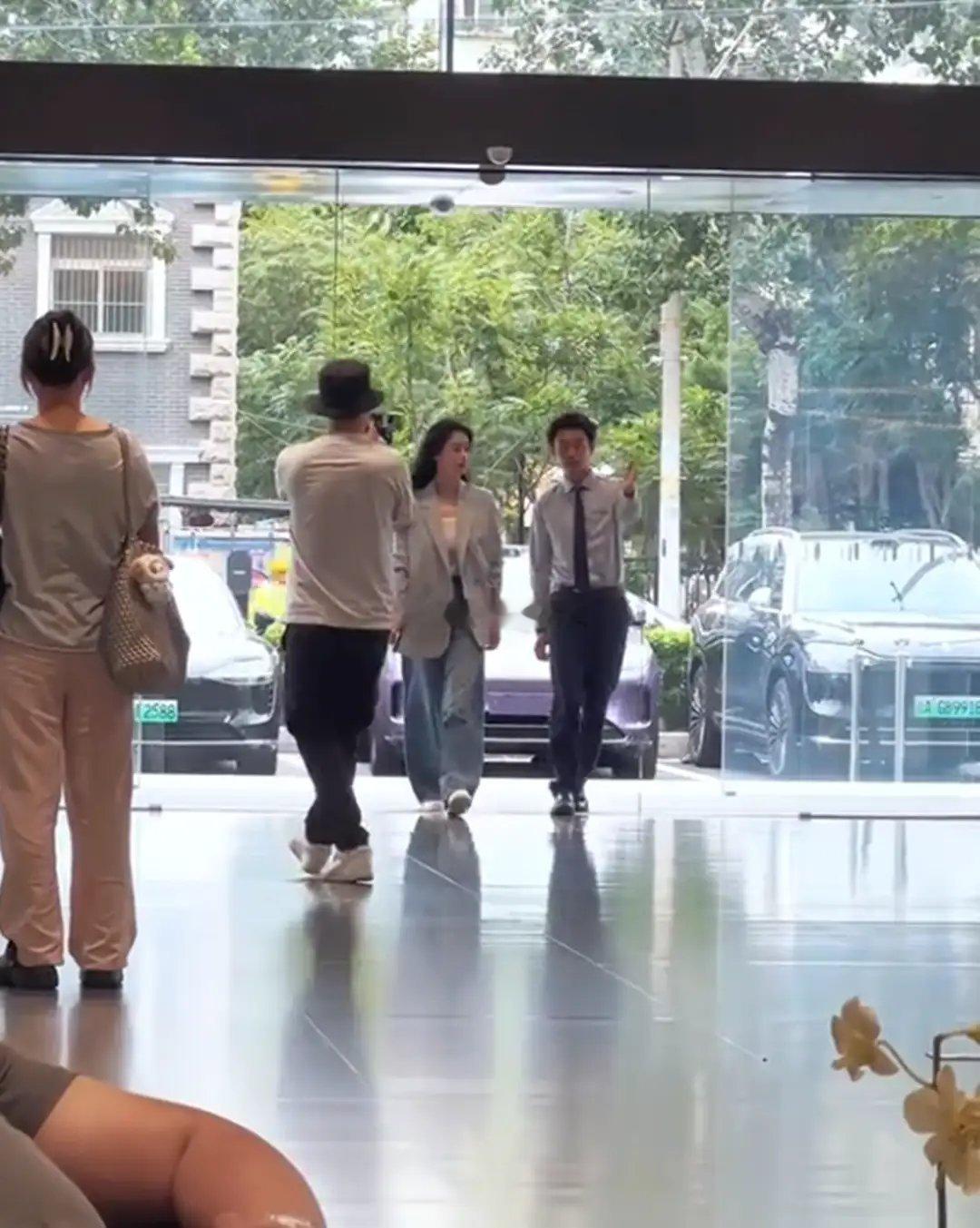 蒋欣现身4s店提车，171高个仍很有女人味，颜值气质都很哇塞​​​