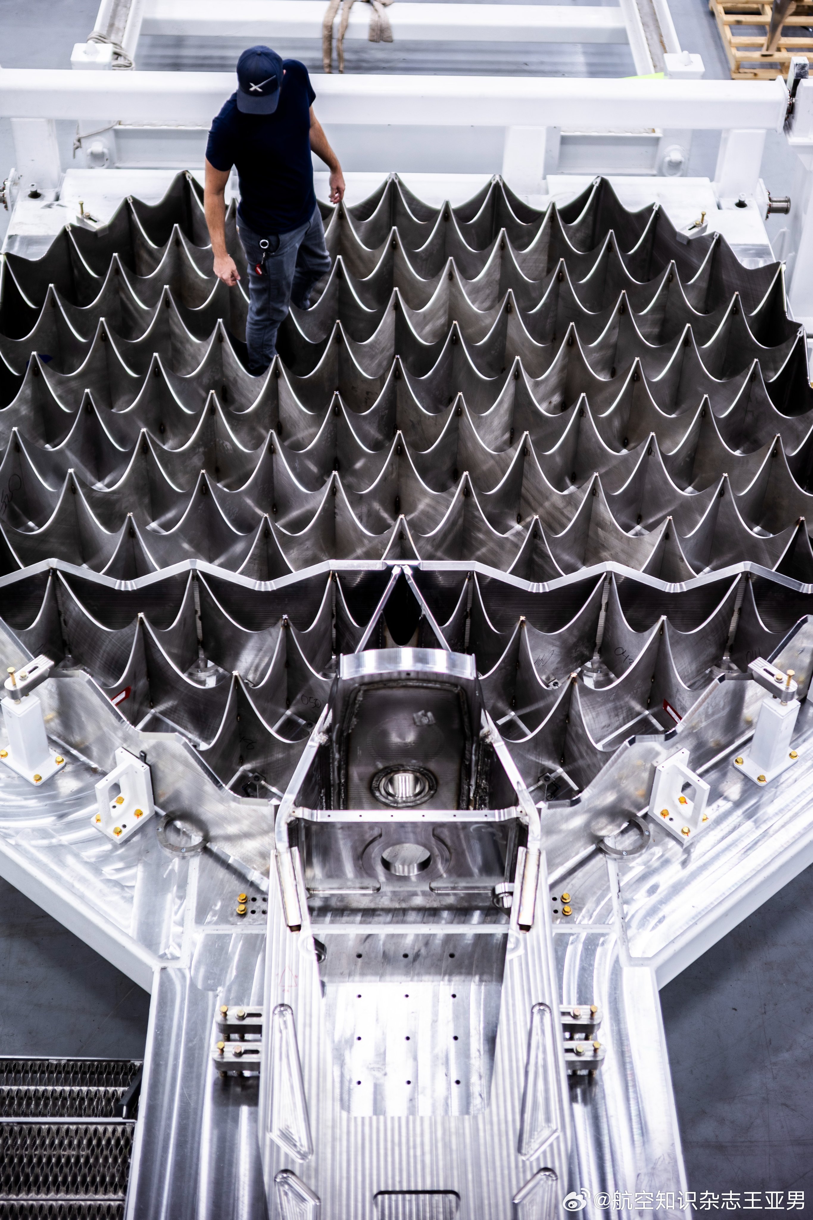 SpaceX为新一代“星舰”超重助推器研制的新款栅格舵。新款栅格舵比原设计尺寸增