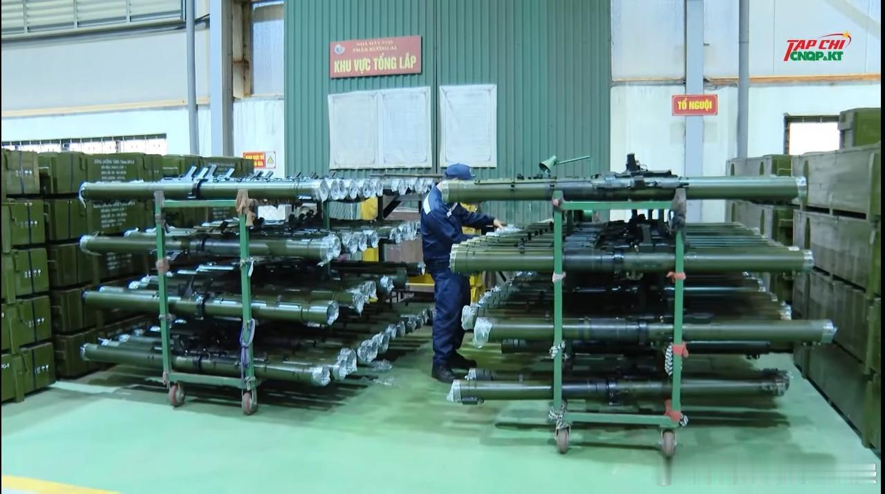 大量SCT-105M1(RPG-29)反坦克火箭筒(图1)和SCT-9(SPG-