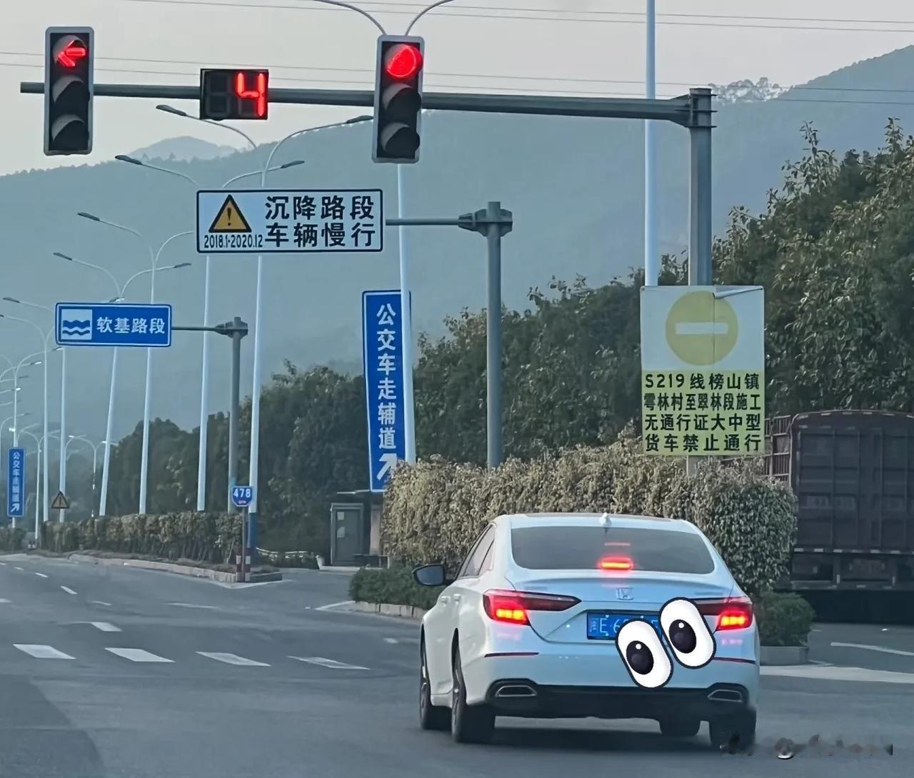 晚上老公开车载我顺路去接孩子，结果，我被痛批一顿。他说我老爱将他军。路上，我