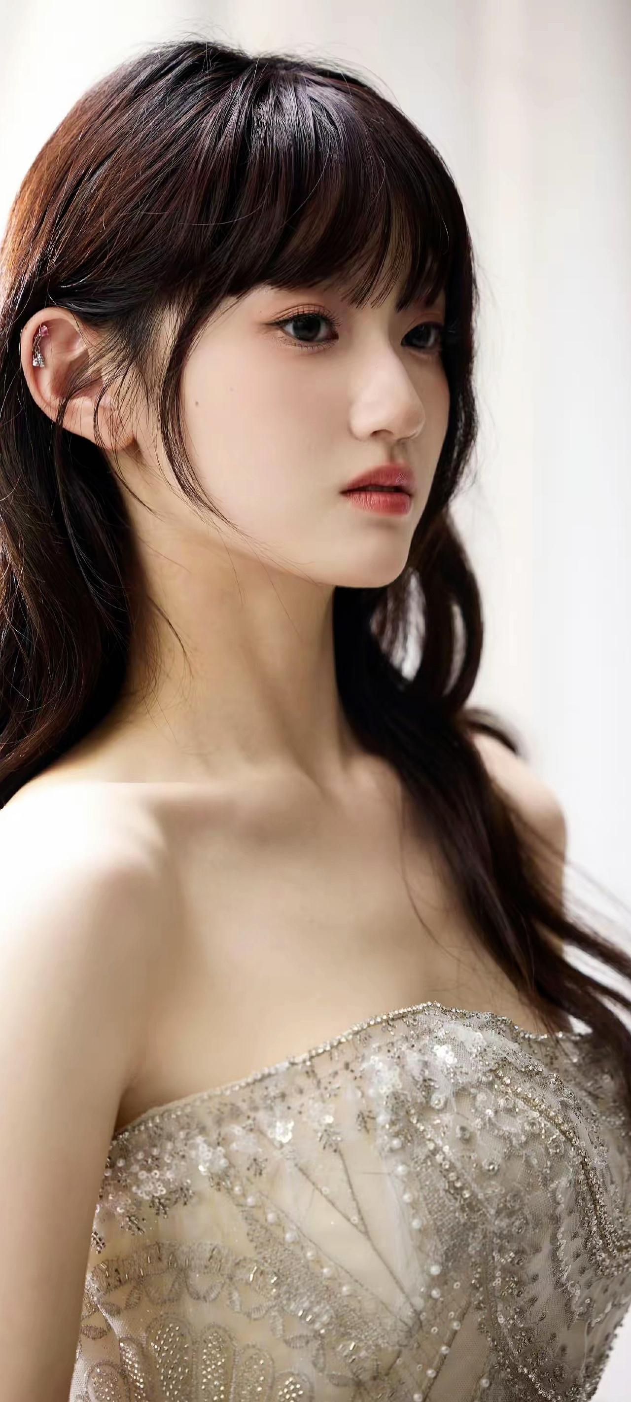 《白纱凝光》原创诗词原创看图片配诗珠钻凝霜缀白纱，香肩微露衬娇华。鬓云轻