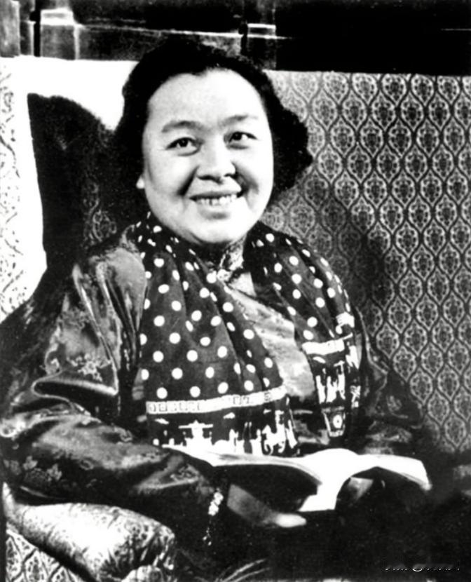 1928年，才女丁玲同时爱上了两个男人，并提出了三人同居，不可思议的是，她的想法