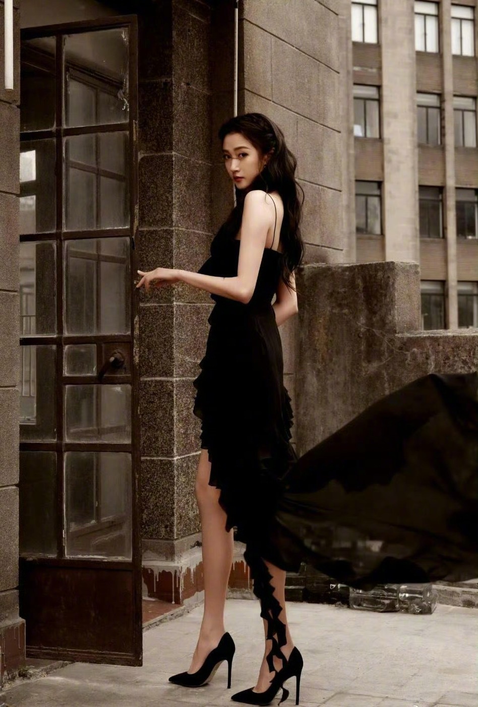 关晓彤身穿黑色吊带开衩裙，这大长腿太绝了，直接美出天际线。