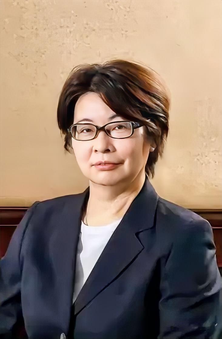 刚赴任沈阳总领事没多久的高田真里，抛出个“排序梗”引发热议——把“东北日侨安心安