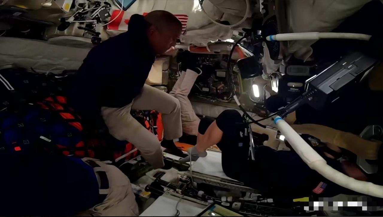 美国阿尔忒弥斯II“猎户座”太空舱也太辣眼睛了！比面包车大不了多少，里