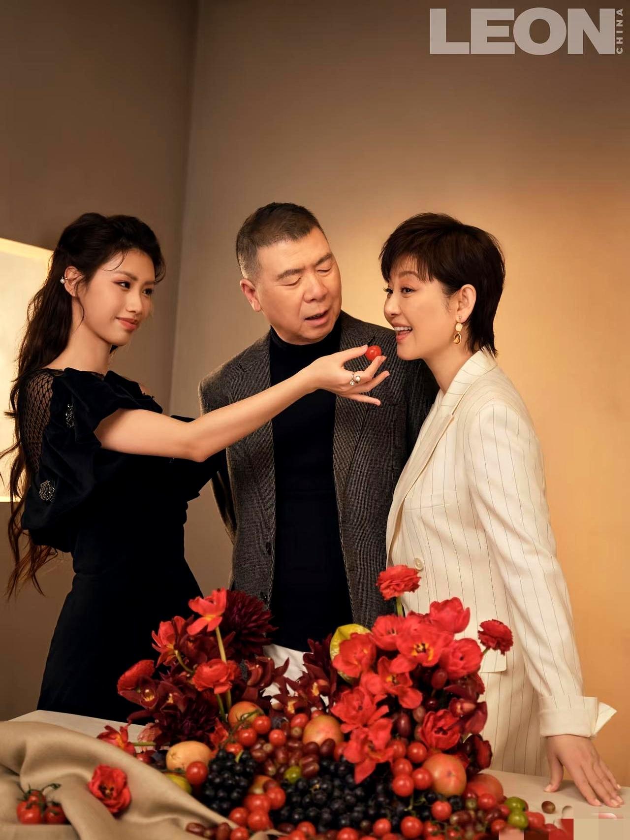 冯小刚一家子最近动作挺多啊，带着女儿徐朵拍时尚杂志封面，这心思简直不要太明显。