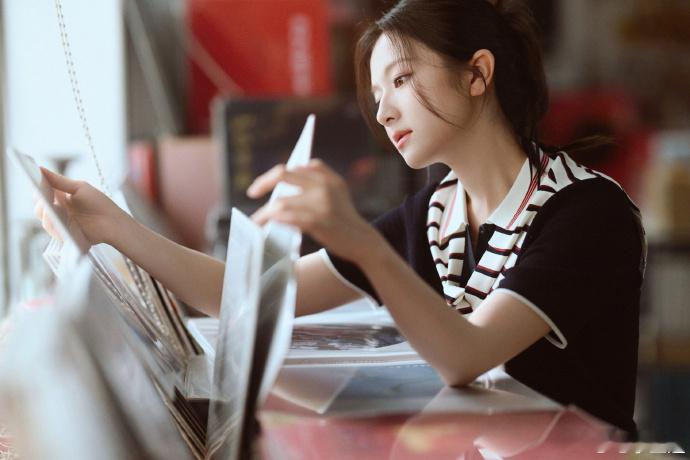 李兰迪给你一张过去的CD李兰迪给你一张过去的CD，喜欢学院风造型的landy，好