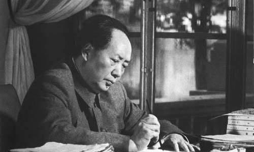 建国后，代总参谋长聂荣臻对工作人员说：毛主席管的事太多太忙了，事无巨细地都报上去
