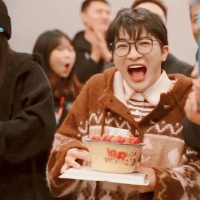 被周深团队的温暖感动！巡演路上他时刻惦记工作人员，过节送月饼鲜花，生日准时送上祝