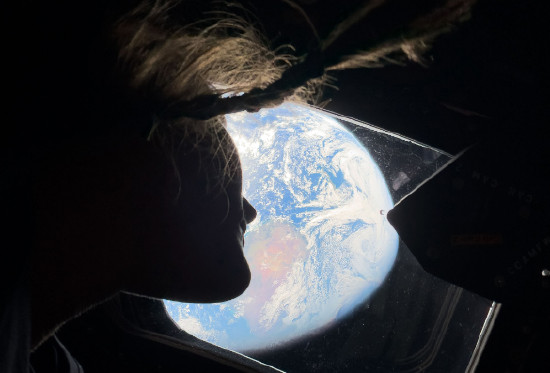 【阿尔忒弥斯2号飞掠月球背面】北京时间4月2日清晨，伴随着巨大的轰鸣声，搭载着4