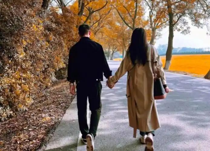 我和老婆都是小县城体制内普通职工，没有身居高位，也没有额外收入，就是最平凡的基层