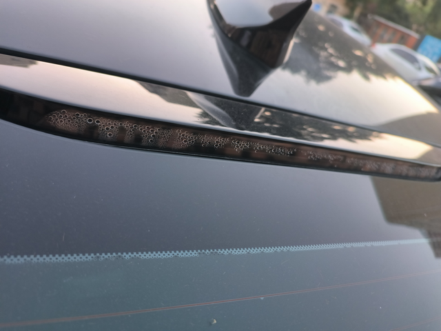 后高位刹车灯进水上个月刚提的22款君威，一直在室外放着，昨天去看的时候发现有水