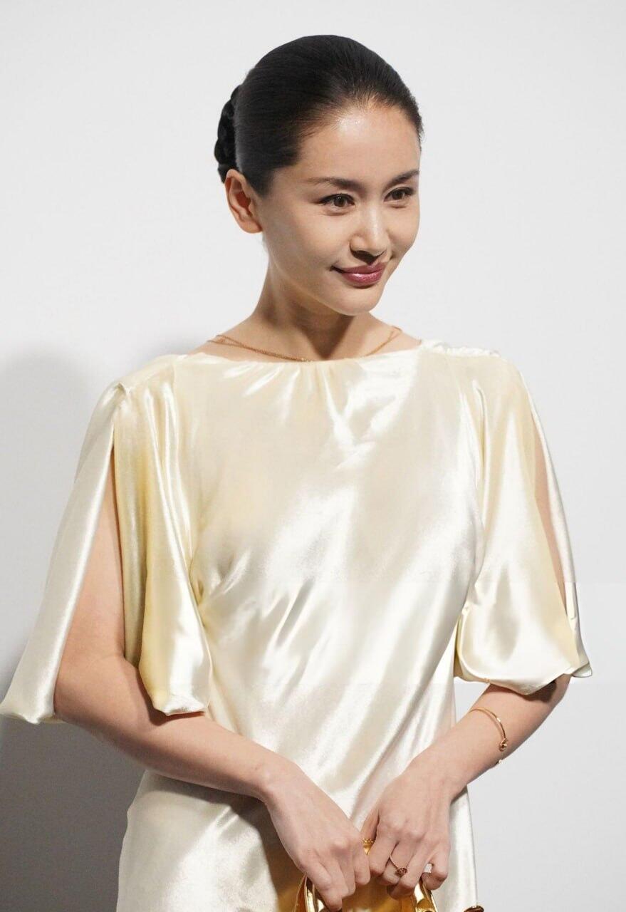 王子文浅色缎面长裙干净利落