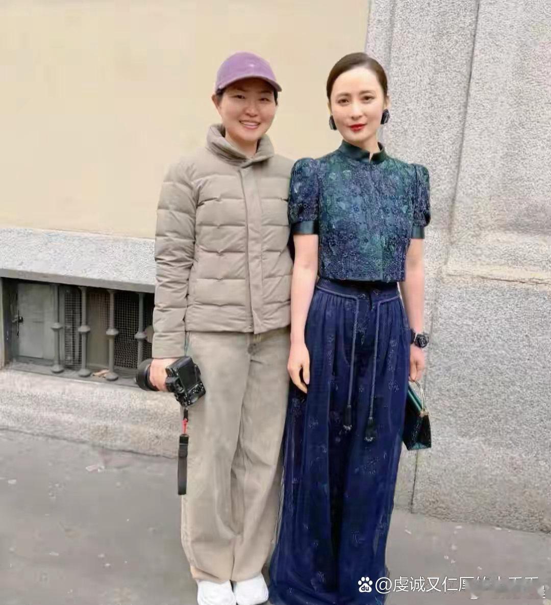 在意大利偶遇50岁蒋勤勤也太惊喜！修身半身裙尽显优雅气质，名媛范儿拉满，状态好到