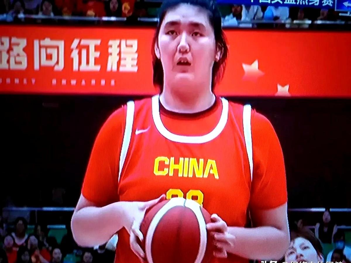 我去！张子宇签山东高速女篮这事儿直接炸了女篮圈！现在网上吵翻了——有人说“2