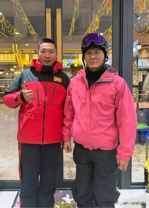 跑男李晨到长白山滑雪，被粉丝偶遇拍照上穿分享，李晨一身粉色防风衣，皮肤黑黑的，感