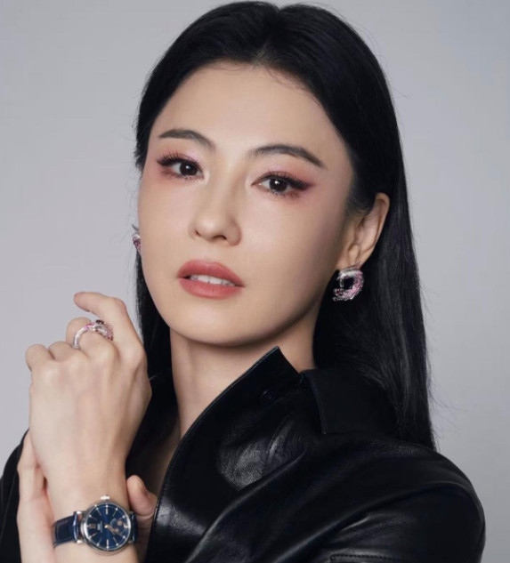 1.关晓彤家的债务问题是前任帮忙解决的，分手后对方没提还钱的事，她父母也不想让