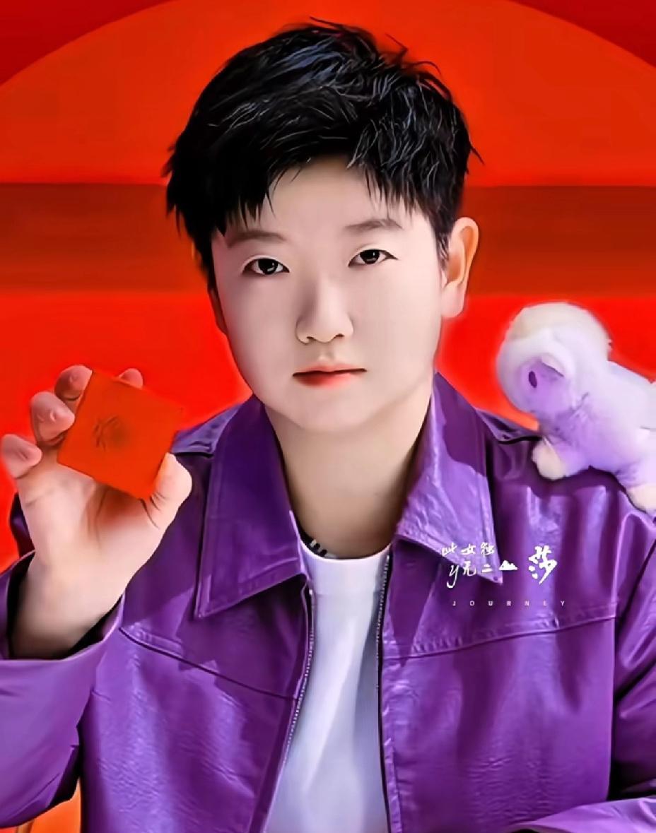 孙颖莎这是要上天？一身紫衣亮相，白到发光，肩膀上那只紫色小狗玩偶更是点睛之笔！