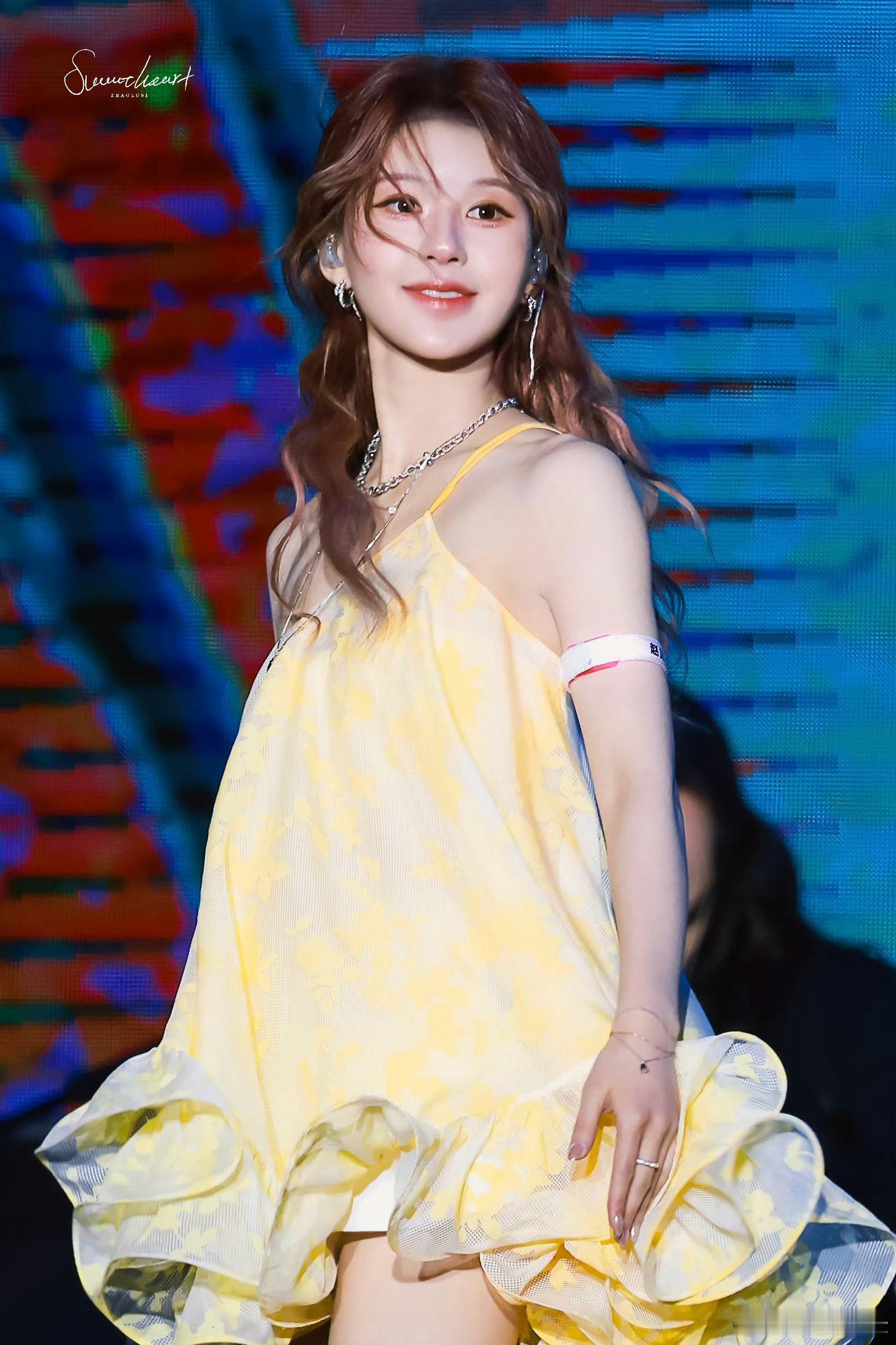 赵露思今晚音乐节的两套造型，是辣妹和小公主​​​
