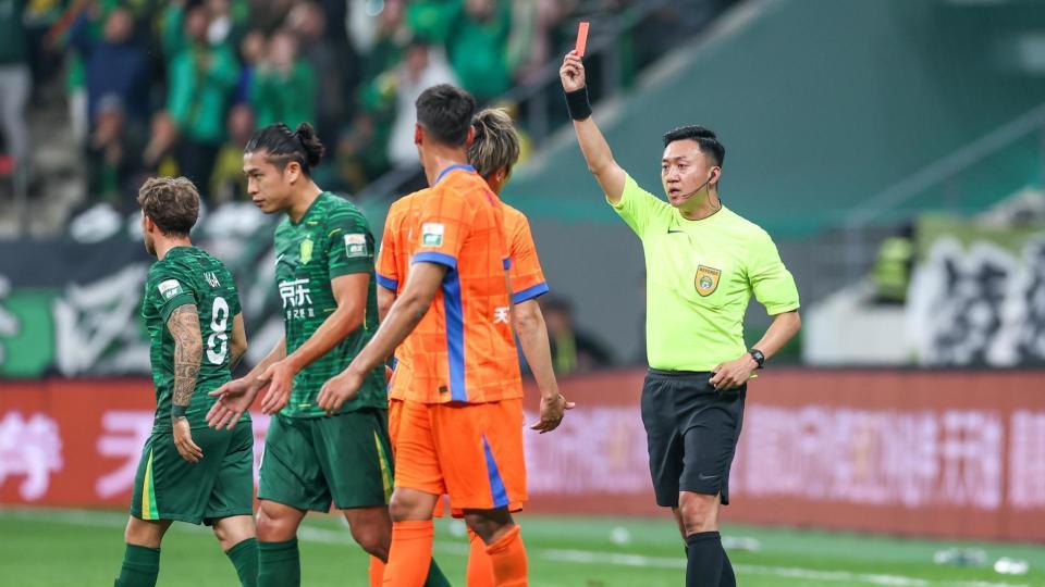 中超金哨掏3红!10人国安6-1逆转9人泰山法比奥2球1助张玉宁传射