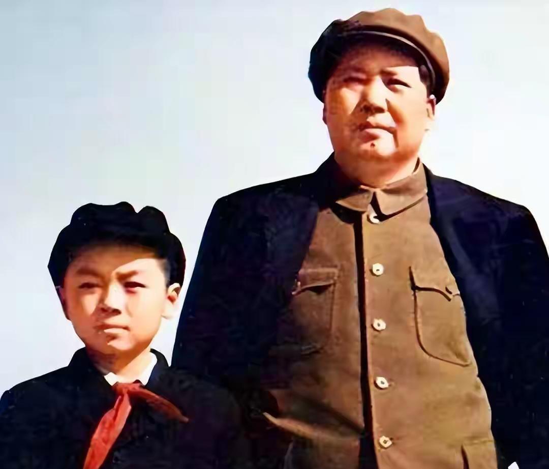 “我们一家人，除了你，就再也没有能打仗的壮丁了。”伟人说完这话，看着毛远新坚毅的