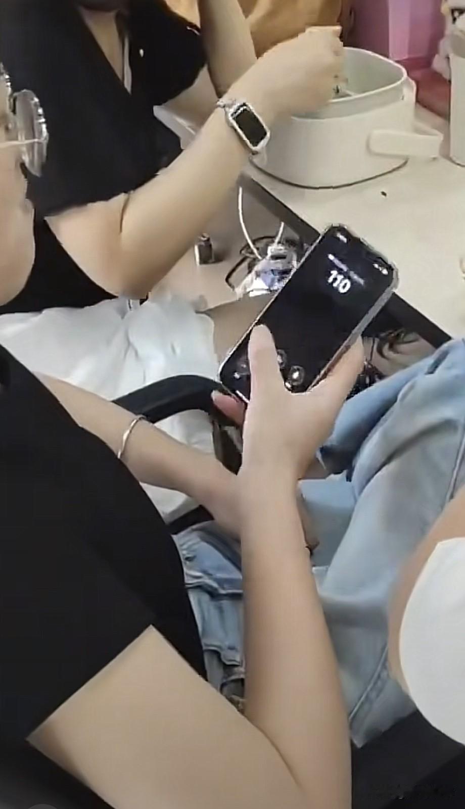 点个外卖被骑手追到公司怒骂，这位小仙女终于舒服了。事情的起源是小仙女点了个外