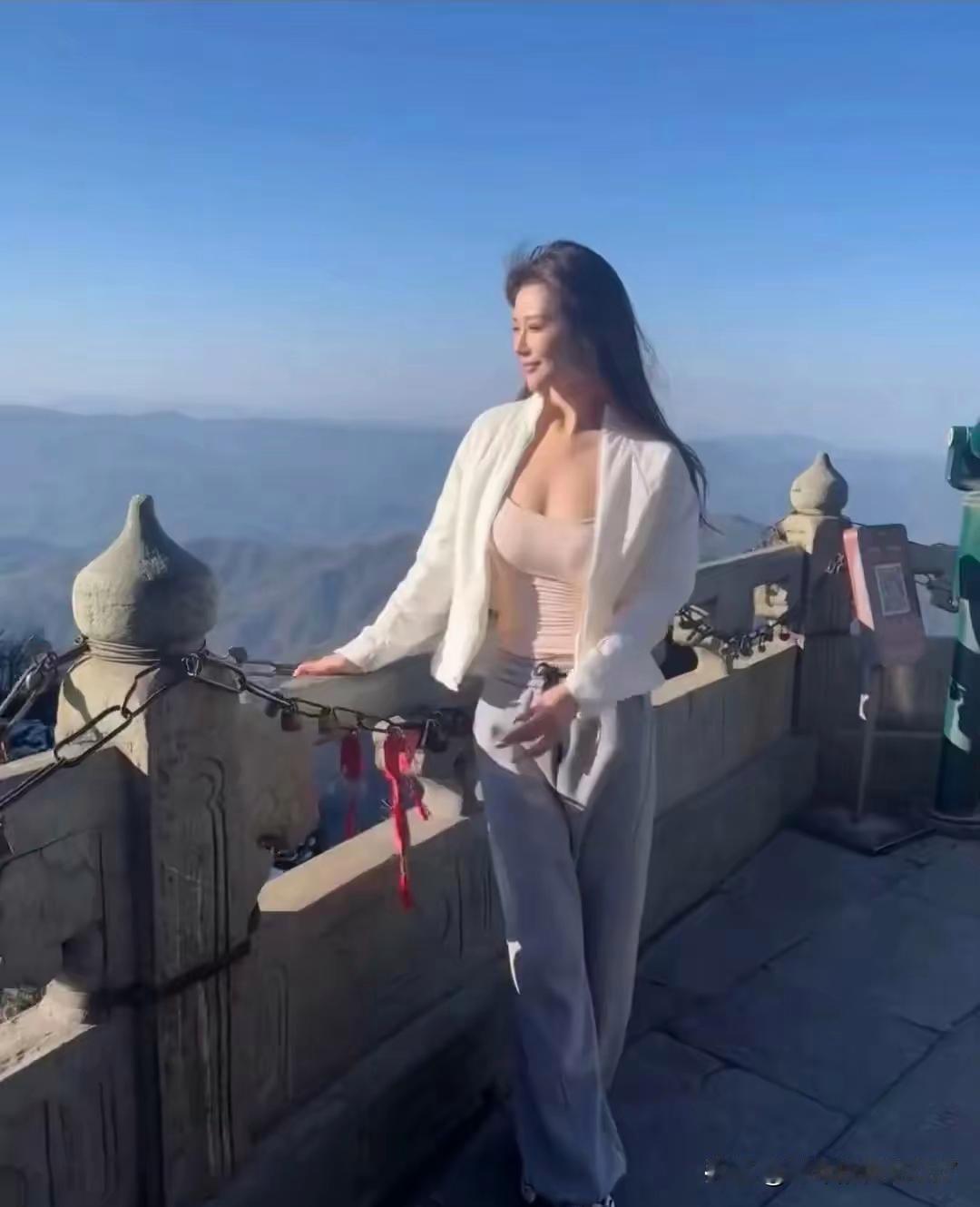 阳光下的运动少女，活力满满！🌞🏃‍♀️运动让人充满能量