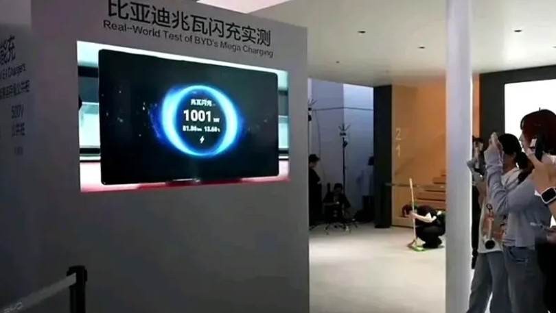 如果再对比一下手机市场历史，你会发现原来的知名手机厂商全死了，无论是爱立信、诺基