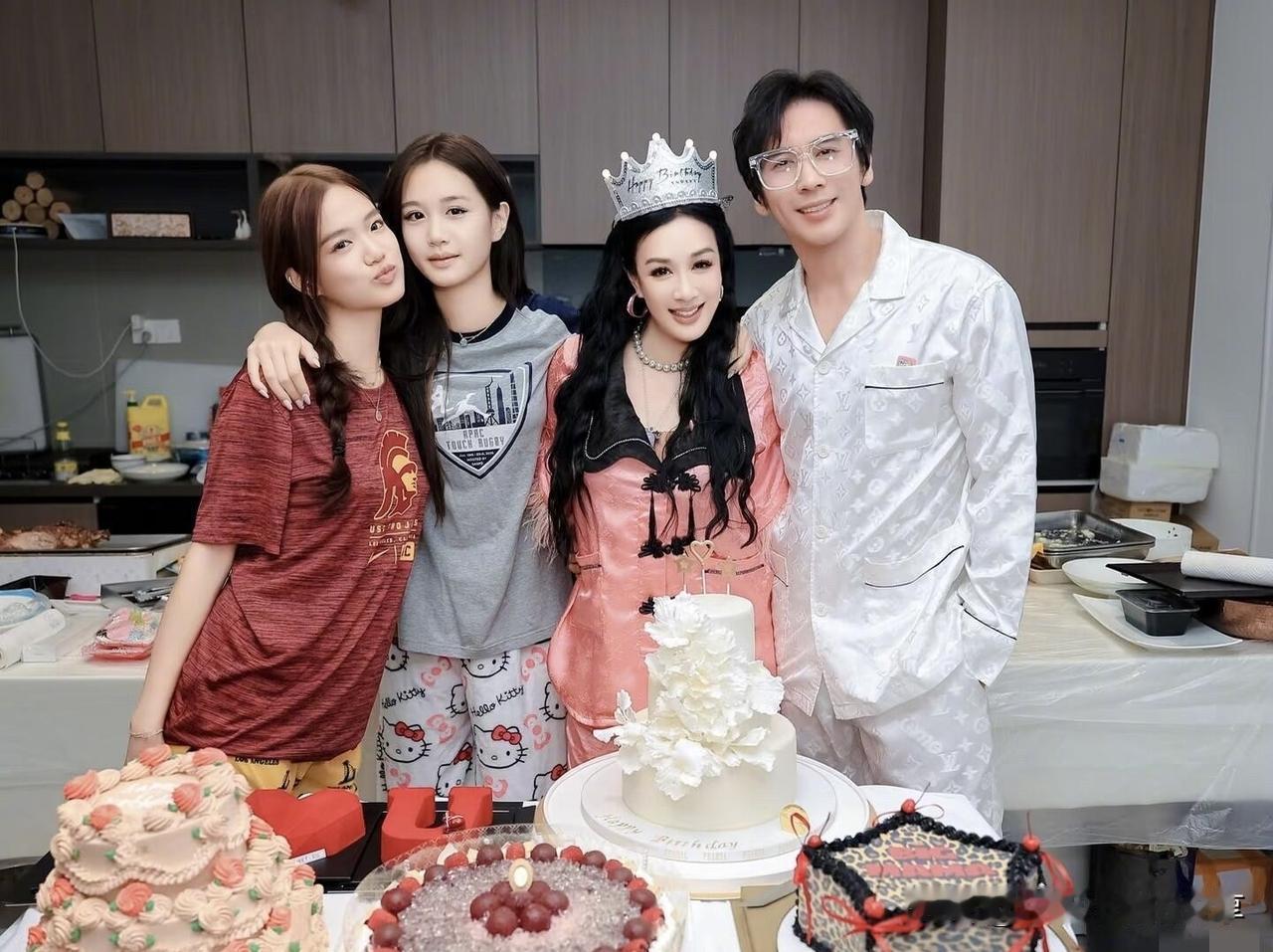 果然长的好看的人就算是穿一套居家的睡衣，也是美艳的不可方物，照片中的钟丽缇50几