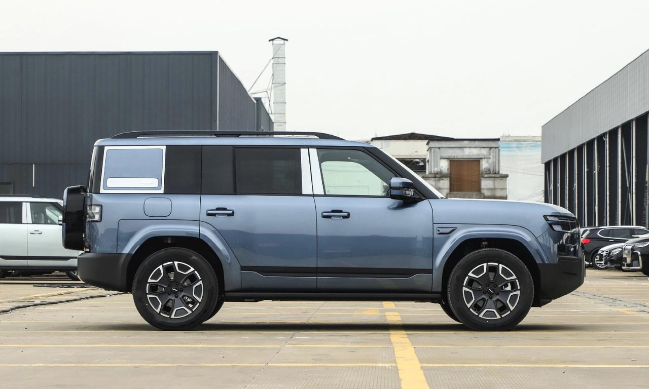 王传福又登上热搜了，他的方程豹钛7又火了[赞]此车身近5米，轴距2米9，后排一放