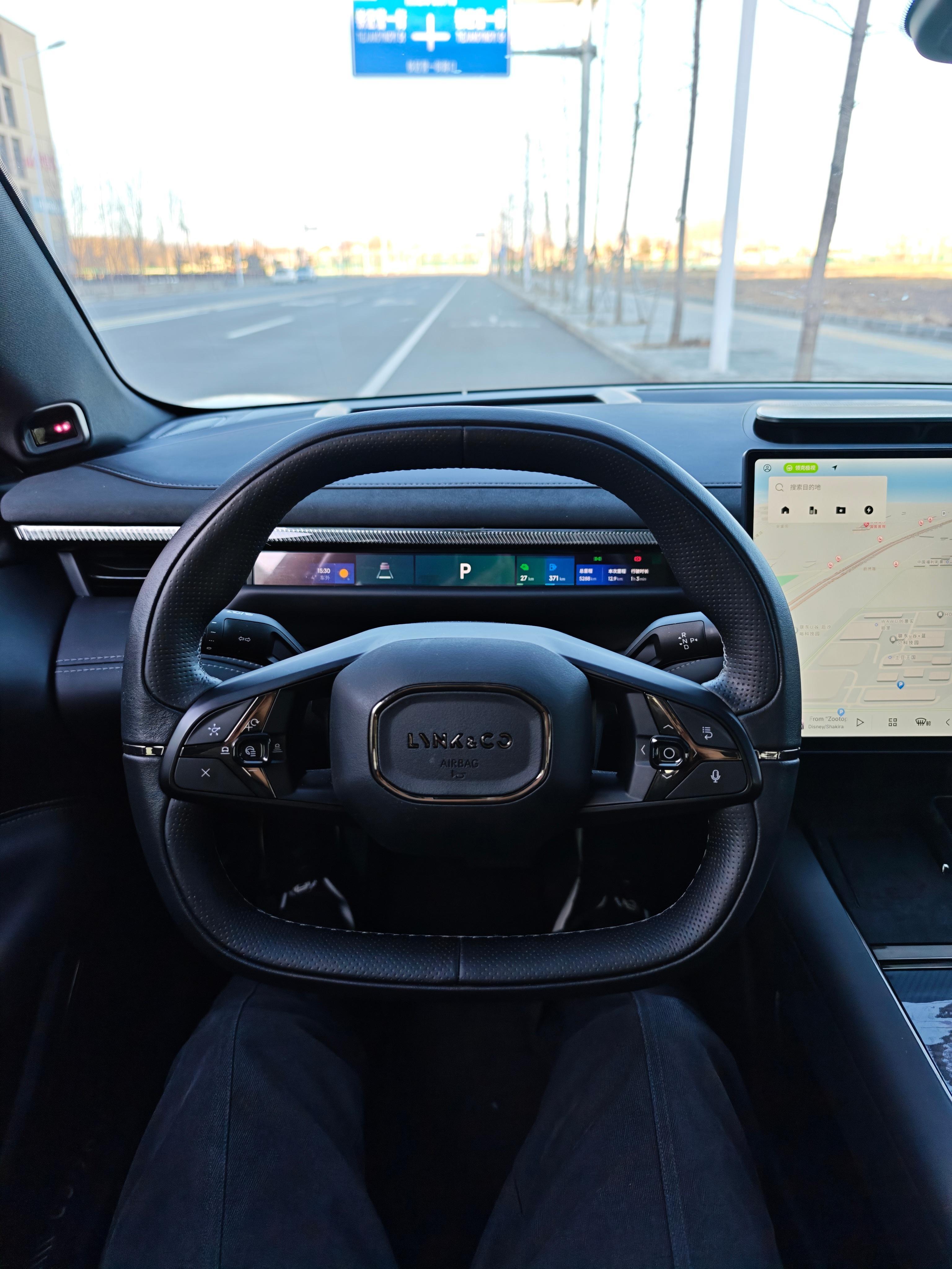 现在越来越多新车都用这种窄条幅的仪表显示屏不遮挡信息，而且和整个中控台设计融为一